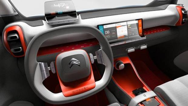 Interni tecnologici a bordo della nuova Citroen C-Aircross Concept.